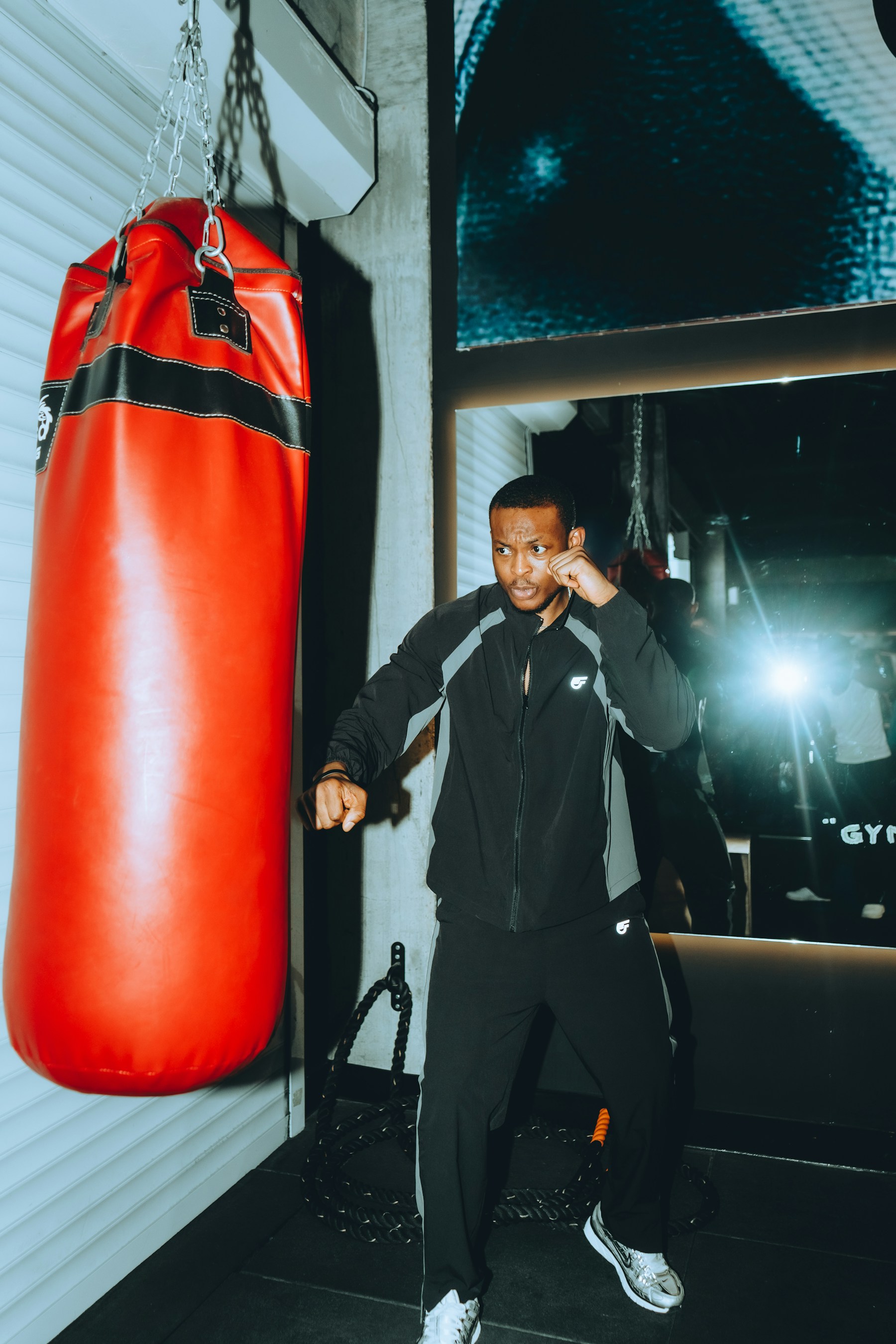 サンドバッグに向かってトレーニングする選手