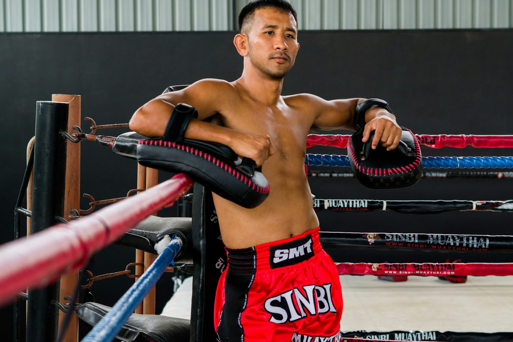 リングサイドに立つムエタイトレーナー